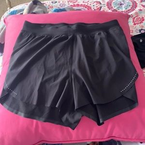 Black lulu-lemon find your pace short 3” lined